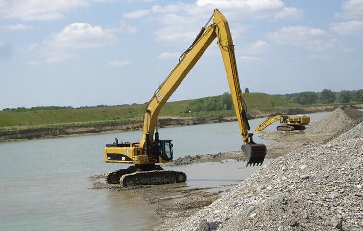 maintain the excavator in the rainy season 8.253