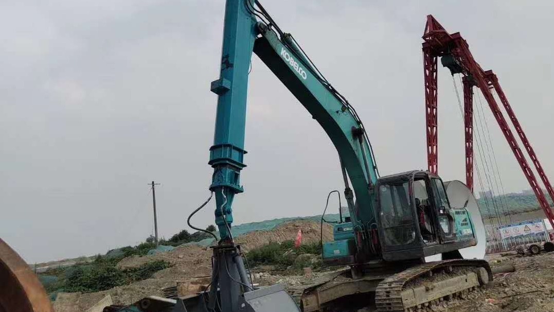 What are the different characteristics of the excavator telescopic arm