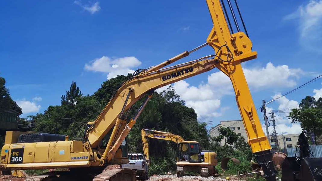 Why does the telescopic excavator arm cause the chain to fall off