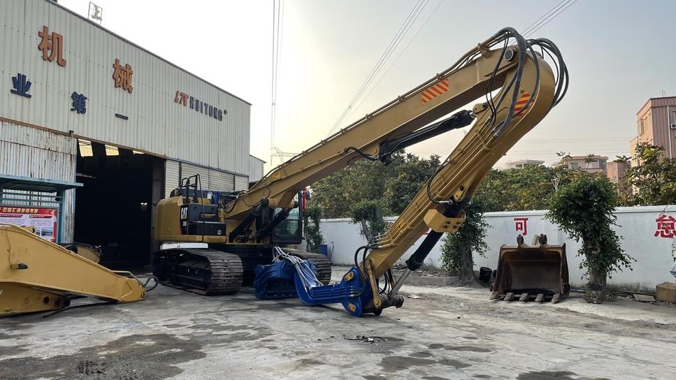 Excavator pile driver easily solves foundation construction