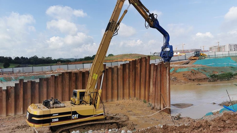 Excavator pile driving boom solves noise pollution