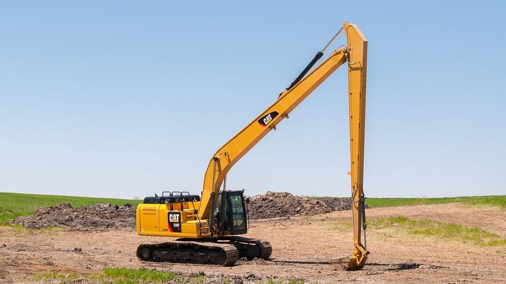 Excavator long boom participates in subway construction