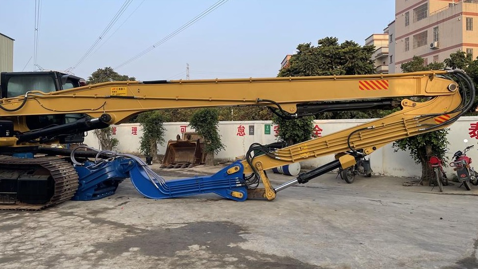 How to treat the excavator pile driving arm
