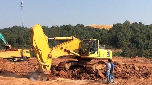 Let's see how the excavator ripper boom breaks the rock