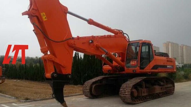 What are the misunderstandings in the operation of the excavator rock arm