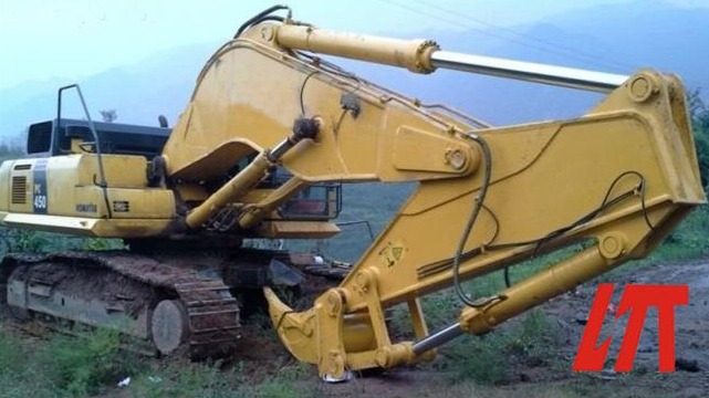 Let's see how the excavator ripper boom moves the mountain
