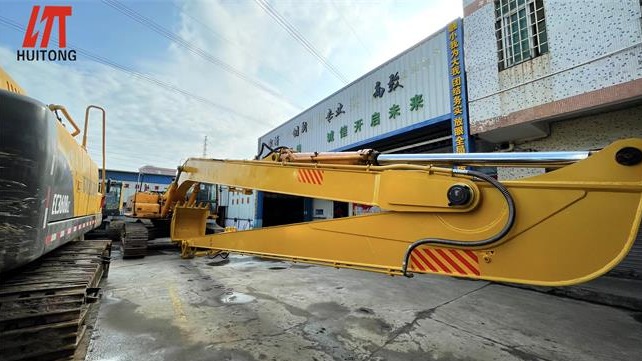 Dangerous behavior in the eyes of excavator long reach front