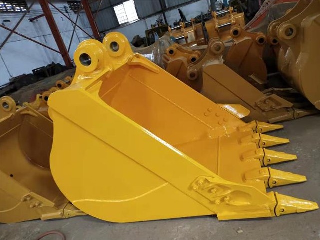 What kind of steel is better for thickening the komatsu excavator bucket?