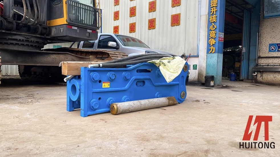 Maintenance method of excavator hydraulic breaker