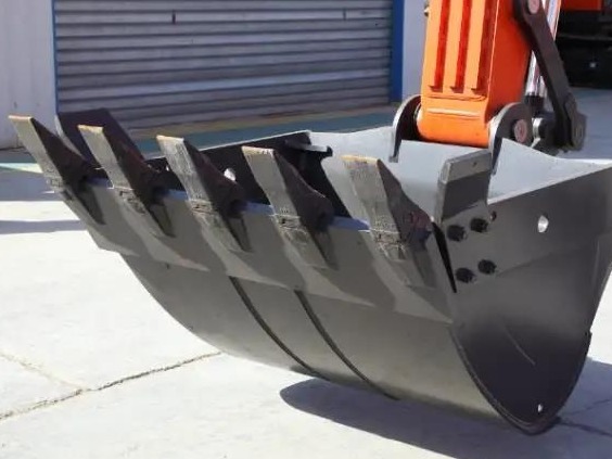 Welding technology of excavator bucket body and bucket teeth