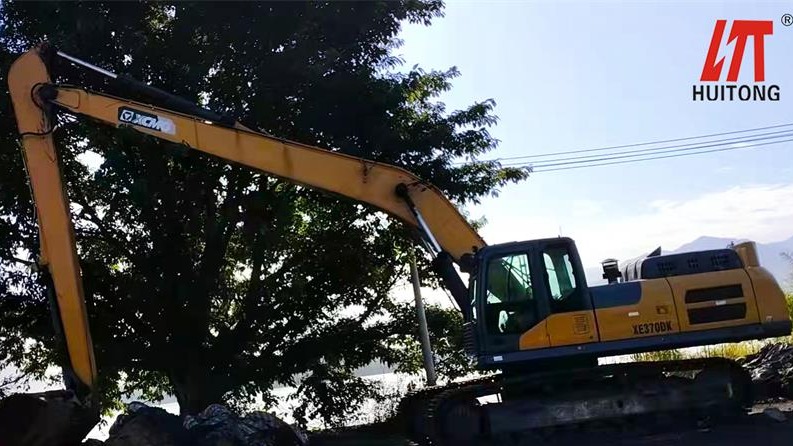 How to park long front boom excavators in rainy season