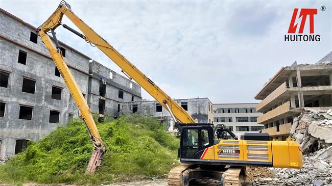 Mistakes in the demolition of the building by the demolition front excavator