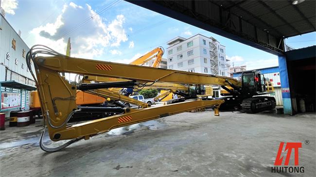 The demolition work of the long reach demolition front excavator is dangerous