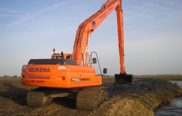 How to use the excavator long front booms safely