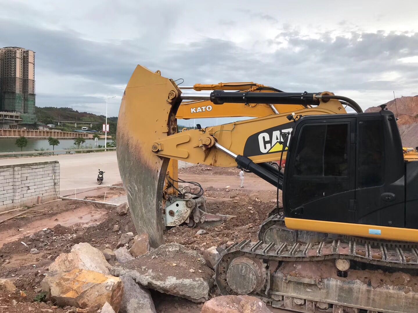 Safe Operation of Excavator Rock Arms: A Detailed Safety Manual